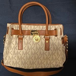 Michael Kors tan shoulder bag. Leather straps, gold MK lock.